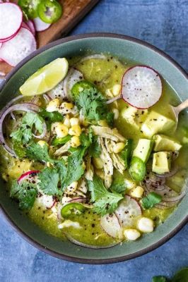 ¡Prueba el Pozole Verde de Pueblo Mágico de Patzcuaro para una explosión fresca y picante en tu paladar!