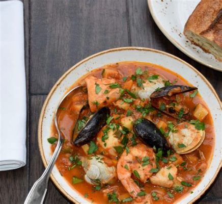  La bouillabaisse: ¡Una sopa de pescado reconfortante que te transportará a la costa mediterránea!