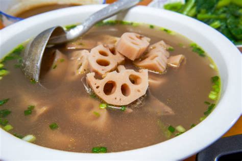  ¿Qué tan delicioso es el congee de cerdo y loto en Dongguan? ¡Una reconfortante mezcla de texturas suaves y sabores umami!