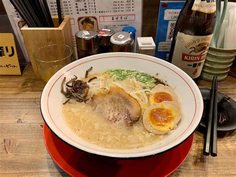 ¡El Hakata Ramen: Una explosión umami que te transportará a las calles bulliciosas de Fukuoka!