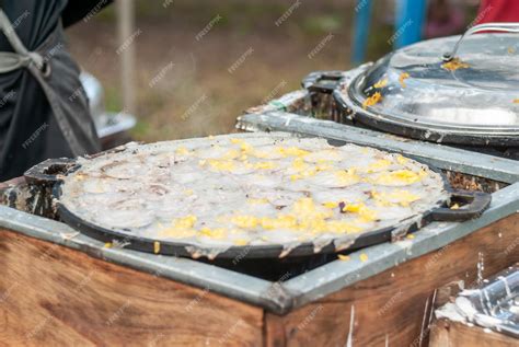  Khanom Krok: ¡Un delicioso bocadillo crujiente y cremoso que te transportará directamente a las calles de Chiang Mai!