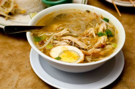  Soto Ayam: ¡Una sopa de consuelo picante que te transportará a las calles de Pekalongan!